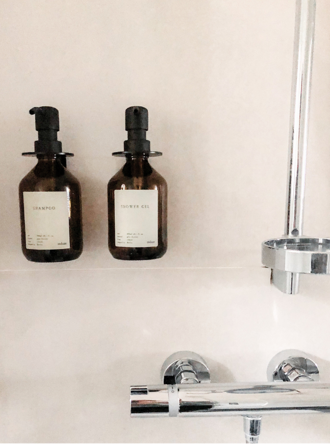 Detail der Dusche einer möblierten Wohnung in Düsseldorf-Bilk