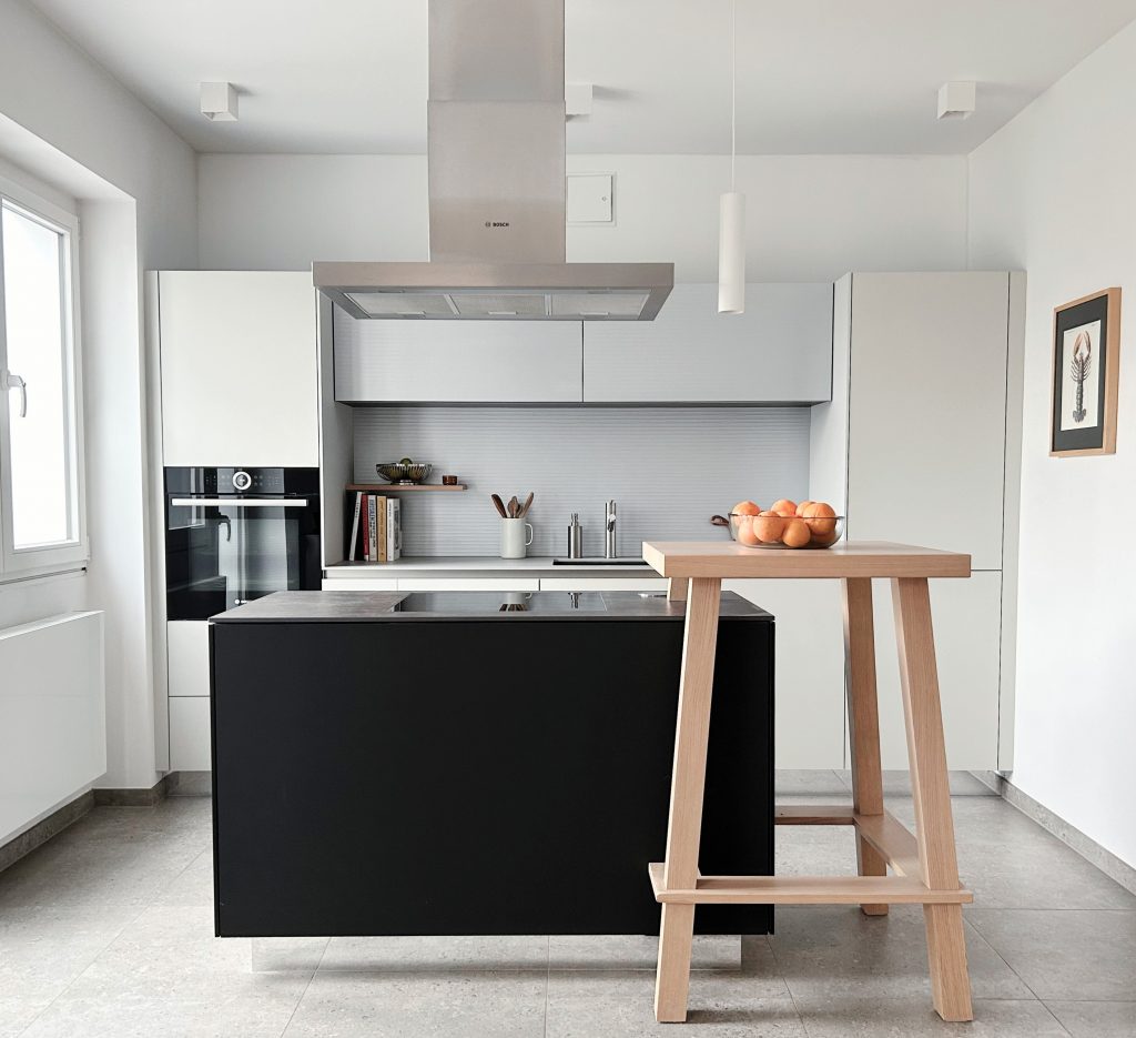 Design-Küche einer möblierten Wohnung in Düsseldorf-Bilk
